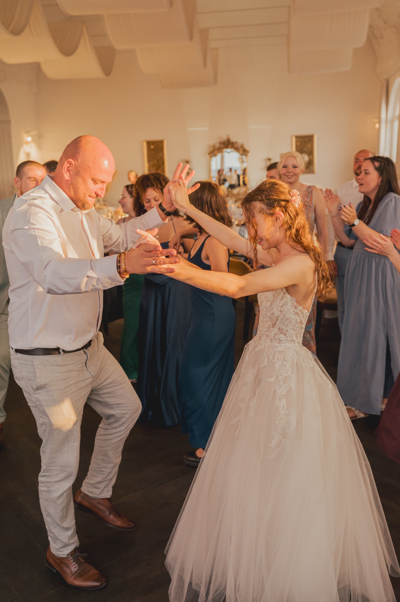 Polnischer Abgang auf der Hochzeit – warum ihr euch am besten gar nicht verabschiedet 5 Brautpaar und Gäste tanzen ausgelassen auf der Hochzeitsfeier